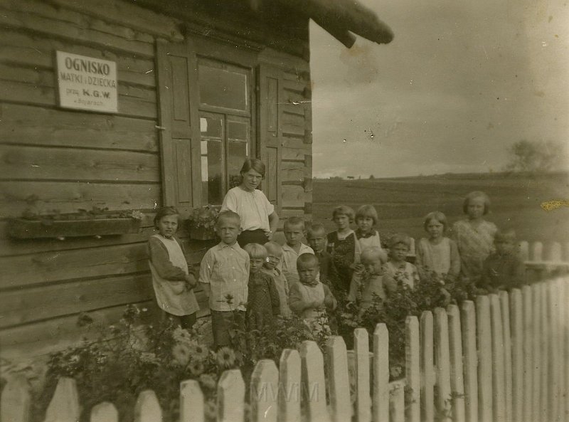 KKE 4776.jpg - Fot. Dzieci przy „Ognisku Matki i Dziecka”, Bojary, 1936 r.